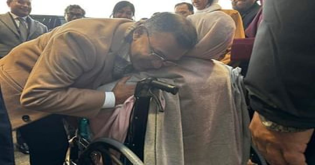 লন্ডনে খালেদা জিয়াকে স্বাগত জানান তারেক রহমান