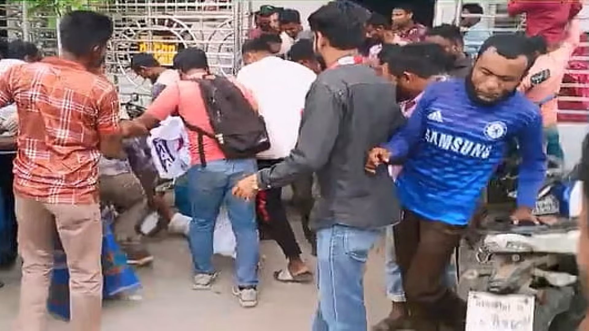 সংবাদ প্রকাশের জেরে প্রেসক্লাবে ঢুকে সাংবাদিককে পেটানোয়, যুবদল নেতাসহ আটক ২